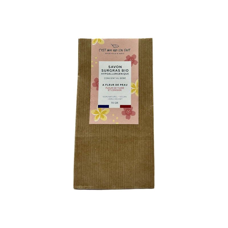 Shampooing solide bio "Péché de gourmandise" au rhassoul, fragrance cerise et amande amère. Effet volume et texture. Formule 100% naturelle, vegan et zéro déchet.