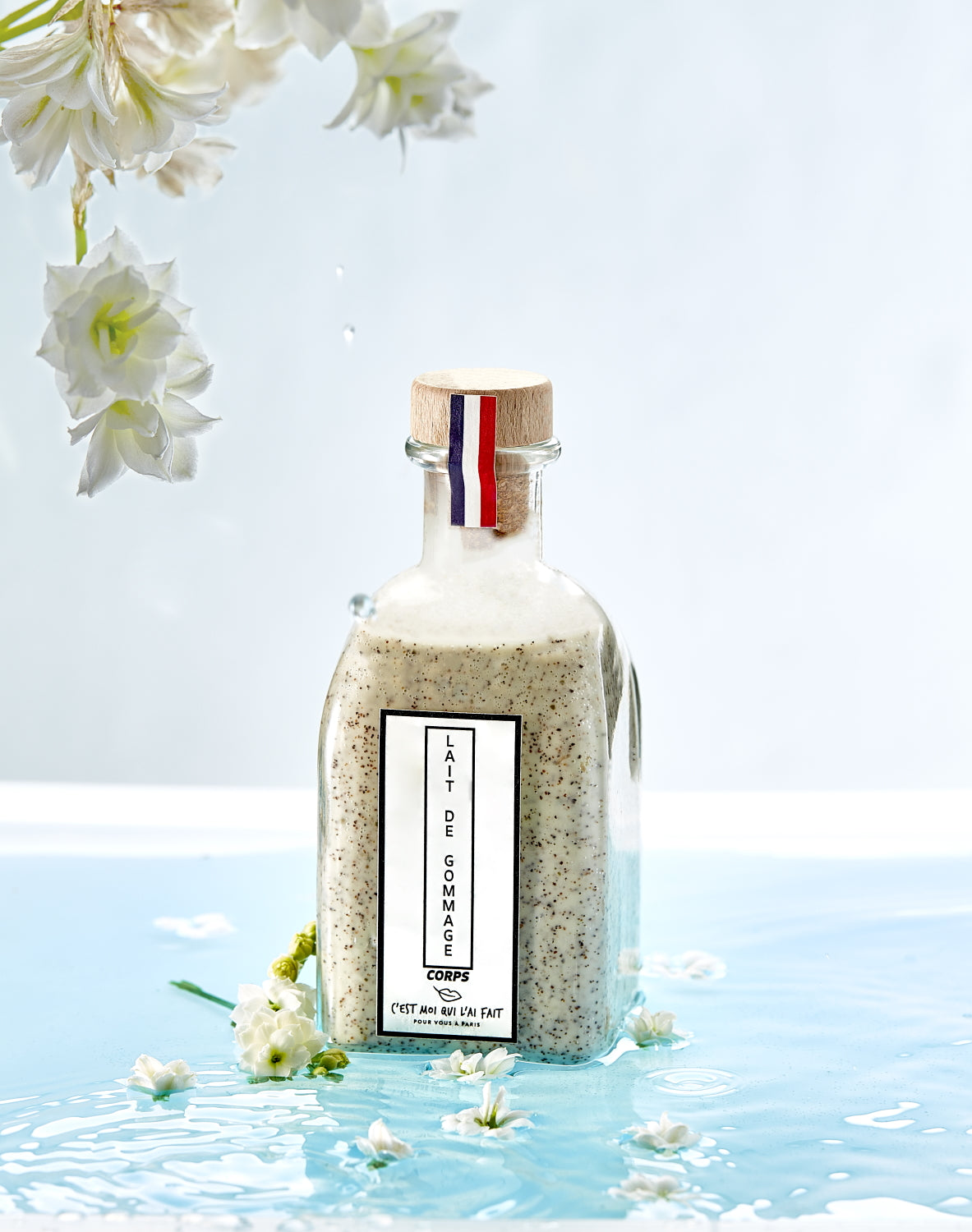 Lait de gommage corps en flacon de verre. Fragrance bambou et thé vert à l'huile de Jojoba.