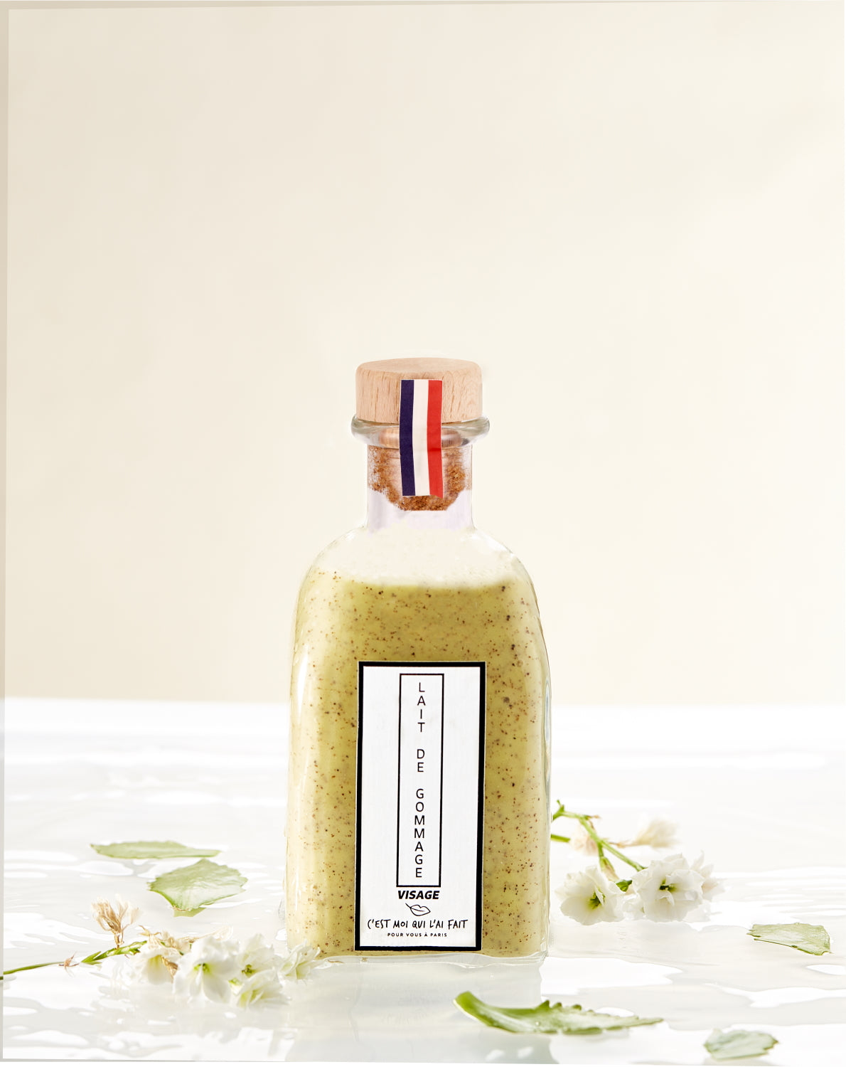 Lait de gommage visage en flacon de verre. Fragrance mangue et coco à l'huile de jojoba.