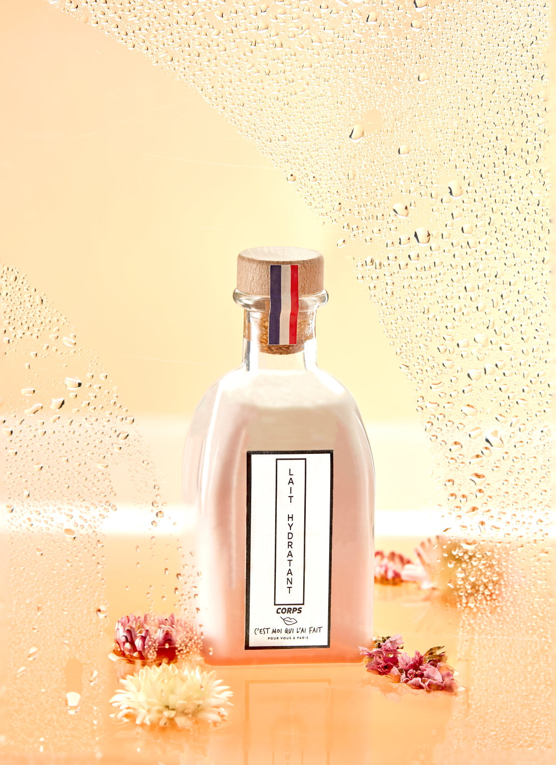 Lait hydratant corps en flacon de verre, fragrance fleur de tiaré à l'huile de jojoba et à l'huile de chanvre.