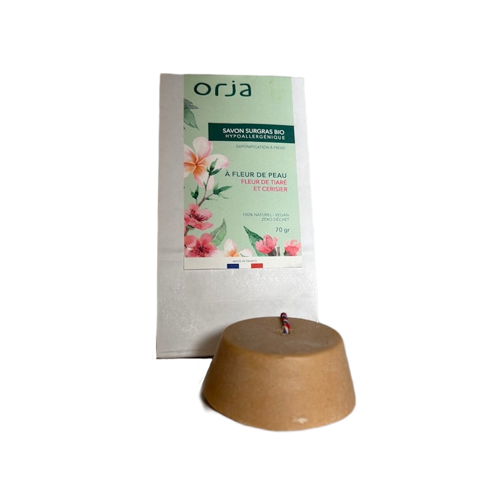 Savon surgras bio "à fleur de peau" à la fleur de tiaré et cerisier.