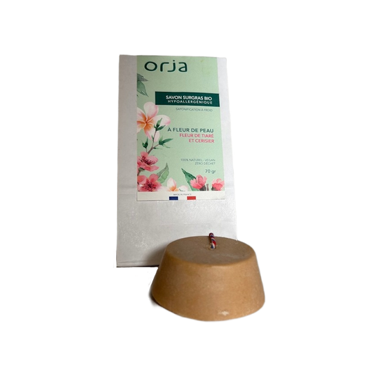Savon surgras bio "à fleur de peau" à la fleur de tiaré et cerisier.