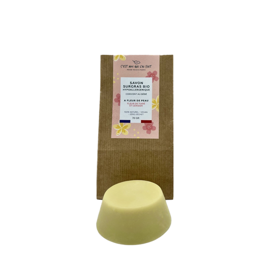 Shampooing solide bio "Péché de gourmandise" au rhassoul, fragrance cerise et amande amère.  Effet volume et texture.  Formule 100% naturelle, vegan et zéro déchet.